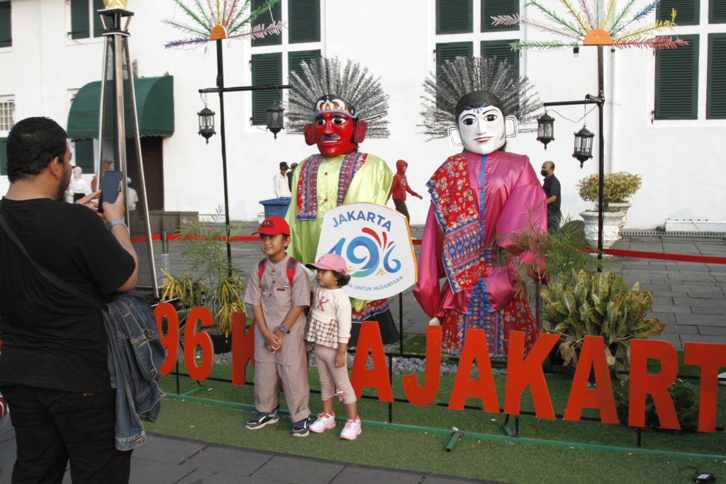 Warga DKI Jakarta padati Kota Tua saat cuti bersama Hari Raya Idul Adha dan libur sekolah (Ashar/SinPo.id)