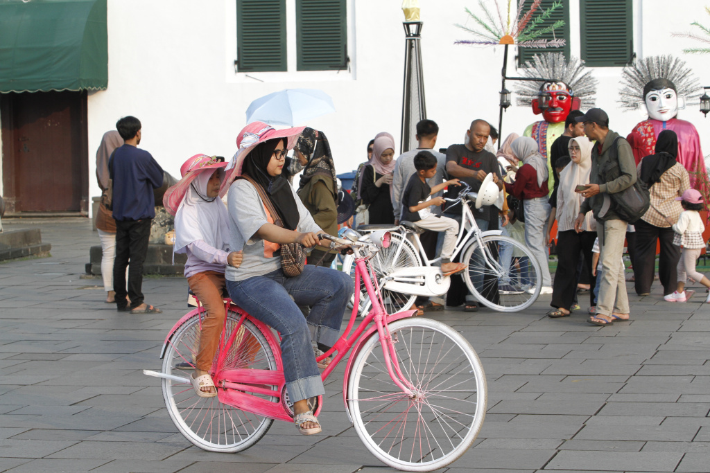 Warga DKI Jakarta padati Kota Tua saat cuti bersama Hari Raya Idul Adha dan libur sekolah (Ashar/SinPo.id)