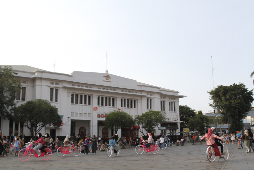 Warga DKI Jakarta padati Kota Tua saat cuti bersama Hari Raya Idul Adha dan libur sekolah (Ashar/SinPo.id)