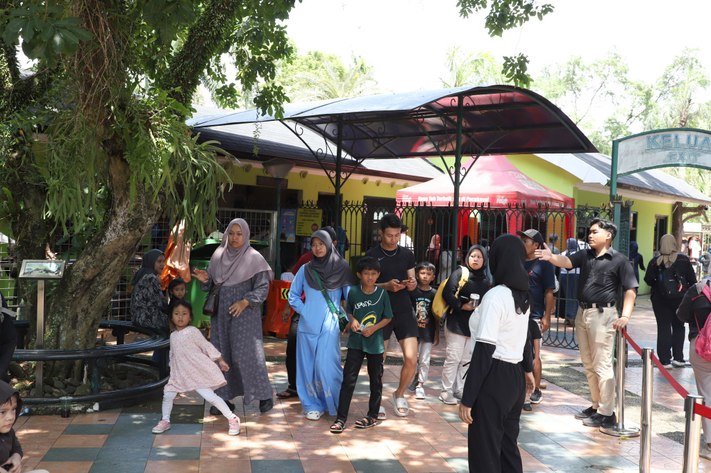 Pengunjung padati Taman Ragunan saat liburan Natal 2025 (Ashar/SinPo.id)