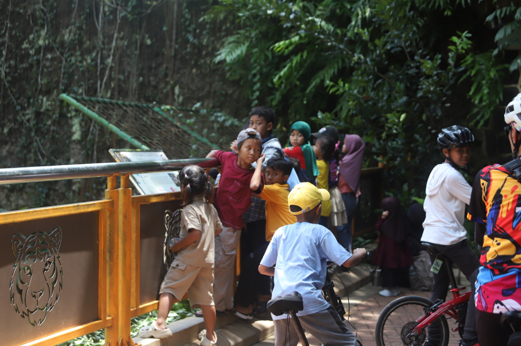 Pengunjung padati Taman Ragunan saat liburan Natal 2025 (Ashar/SinPo.id)