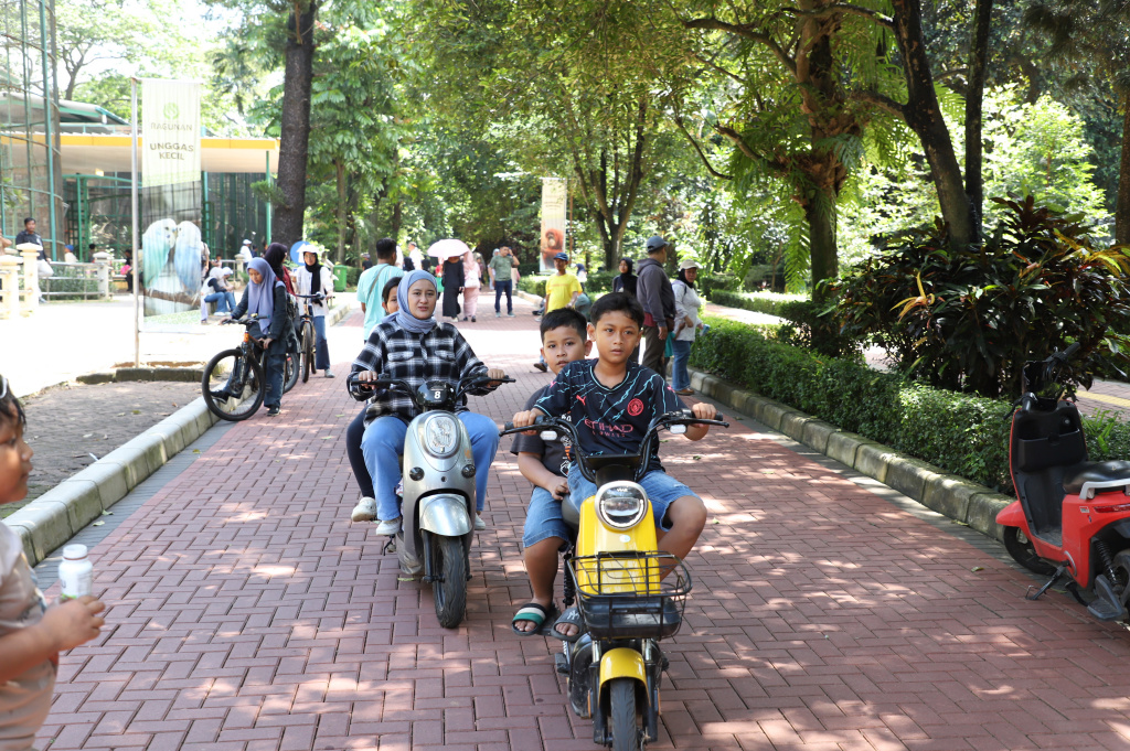 Pengunjung padati Taman Ragunan saat liburan Natal 2025 (Ashar/SinPo.id)