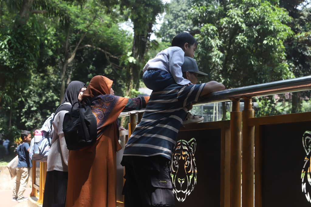 Pengunjung padati Taman Ragunan saat liburan Natal 2025 (Ashar/SinPo.id)