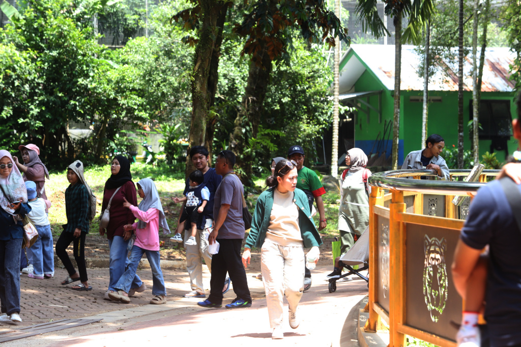 Pengunjung padati Taman Ragunan saat liburan Natal 2025 (Ashar/SinPo.id)