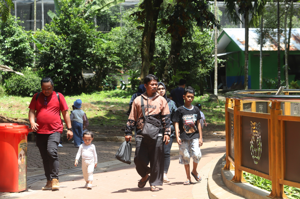 Pengunjung padati Taman Ragunan saat liburan Natal 2025 (Ashar/SinPo.id)