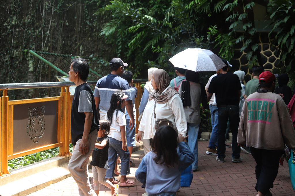 Pengunjung padati Taman Ragunan saat liburan Natal 2025 (Ashar/SinPo.id)