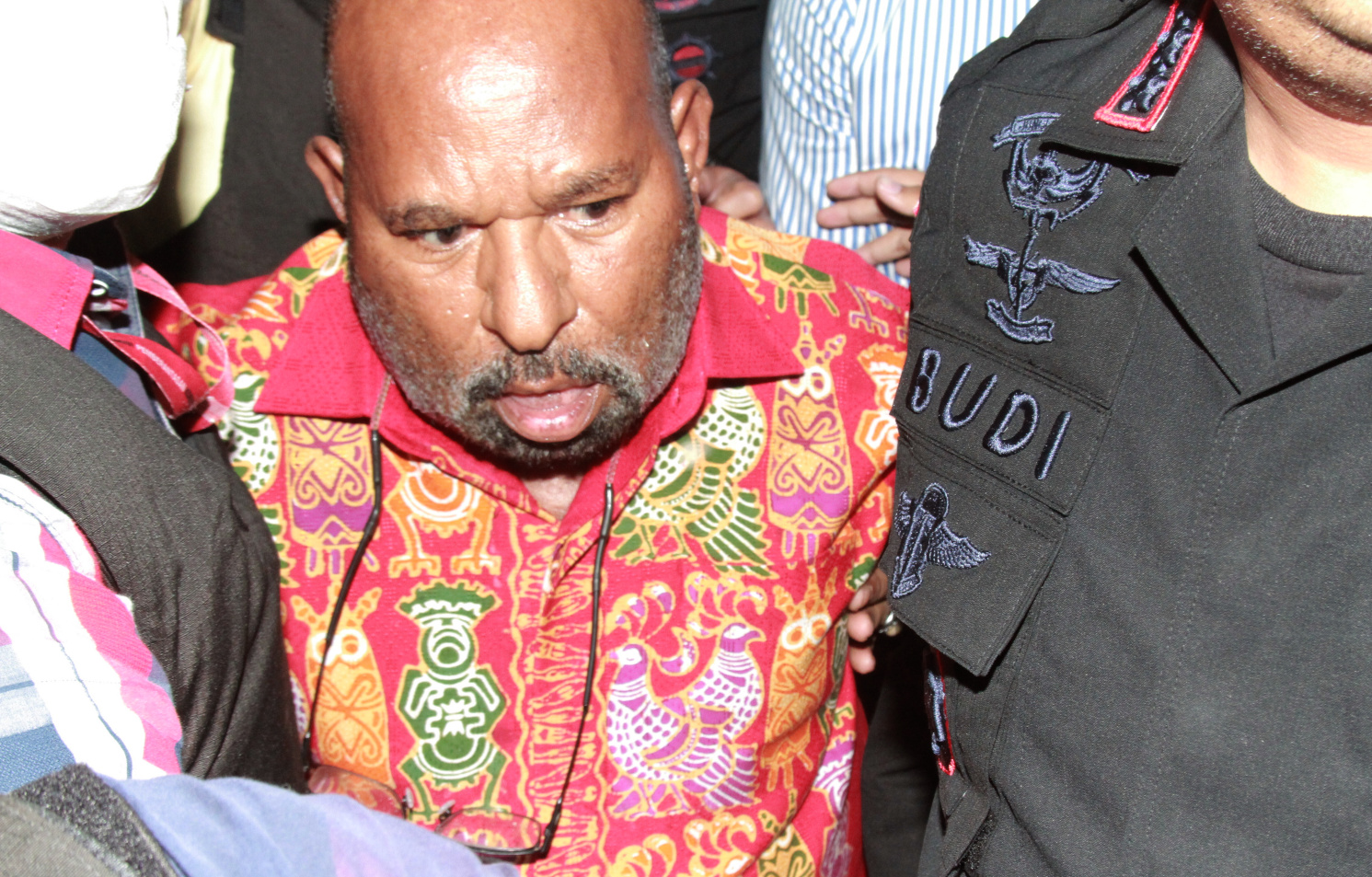 Gubernur Papua Lukas Enembe dikawal ketat saat tiba di RSPAD untuk menjalani pemeriksaan kesehatan (Ashar/SinPo.id)
