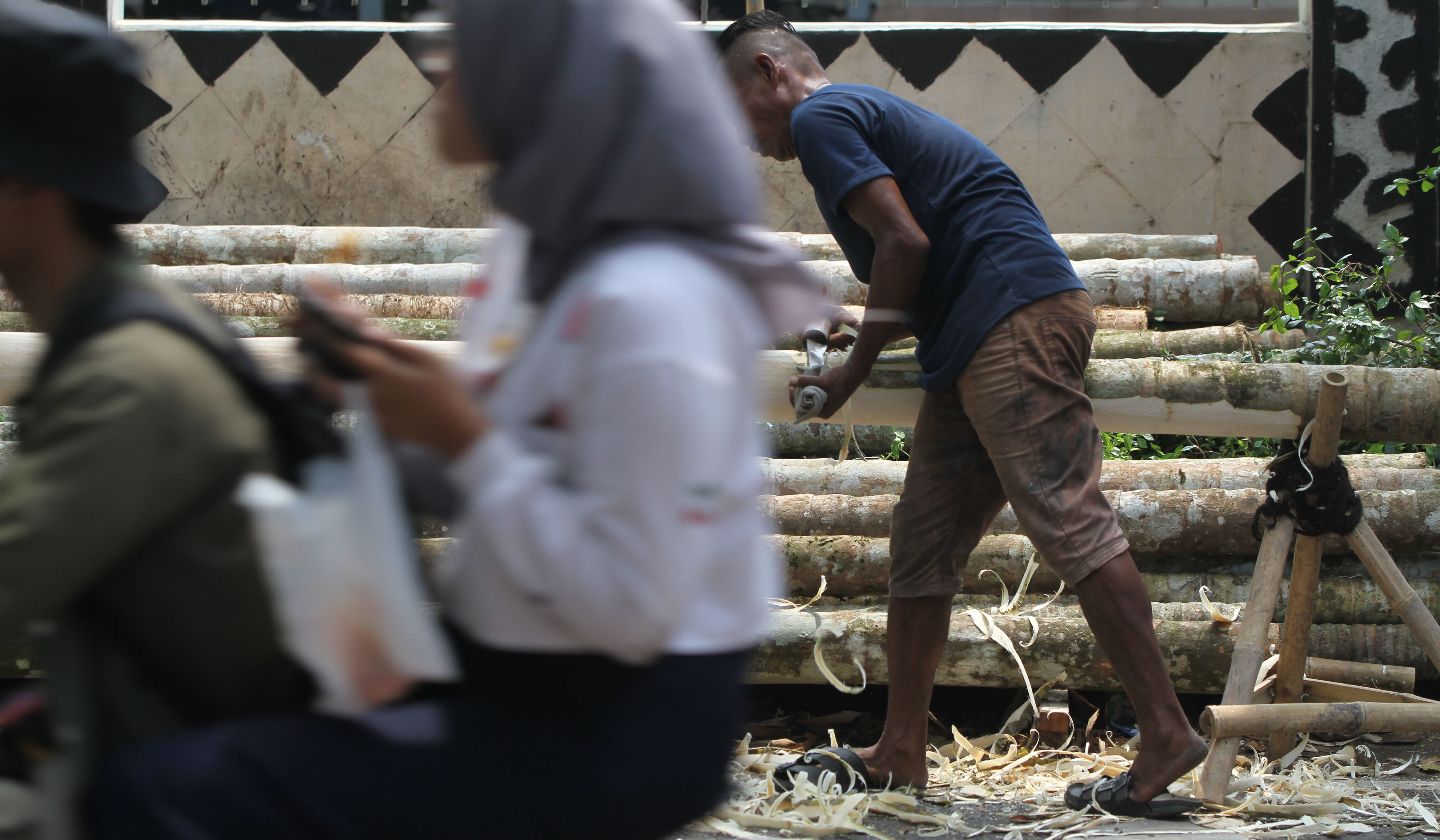 Penjual pohon panjat pinang. (Agus Priatna/SinPo.id)