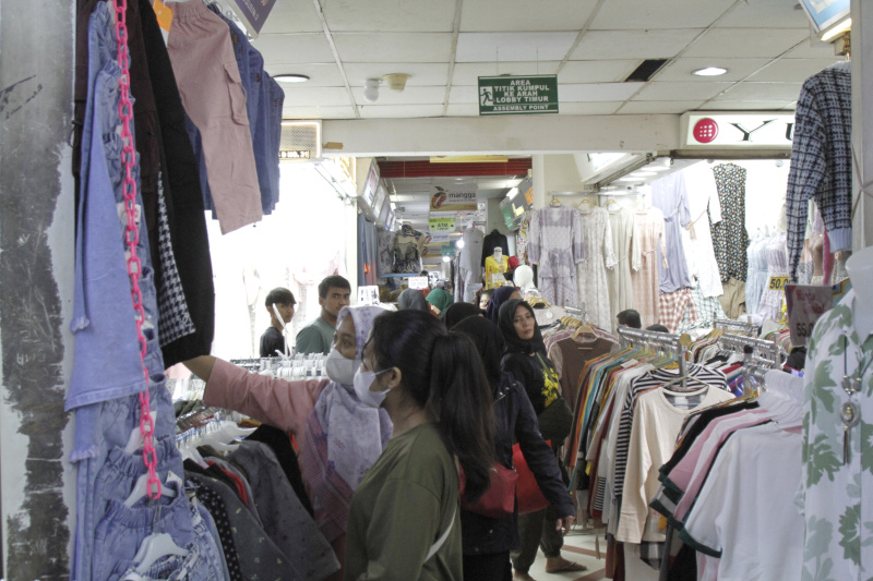 Penjualan baju muslim di pasar tanah abang  selama Ramadan omset para pedagang mengalami peningkatan hingga 20 persen (Ashar/SinPo.id)
