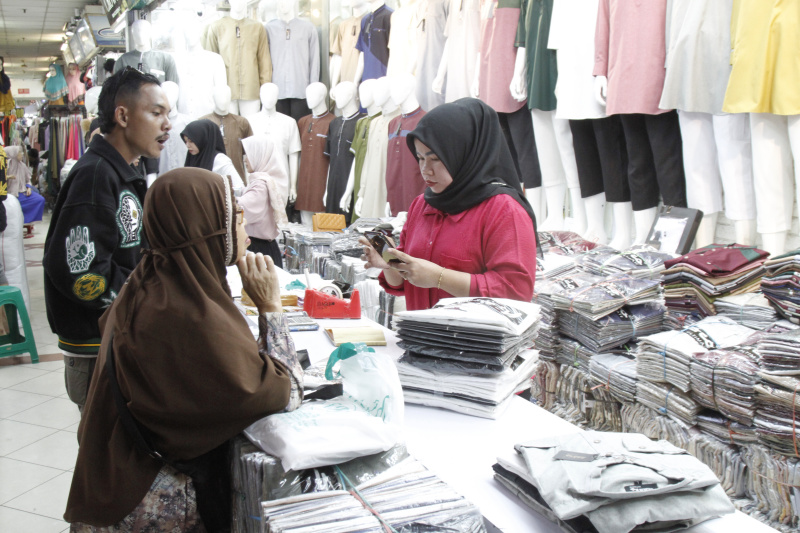 Penjualan baju muslim di pasar tanah abang  selama Ramadan omset para pedagang mengalami peningkatan hingga 20 persen (Ashar/SinPo.id)