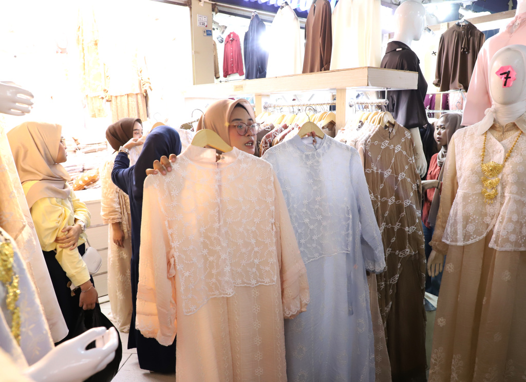 Penjualan baju gamis dan baju koko mengalami peningkatan saat bulan Suci Ramadan (Ashar/SinPo.id)