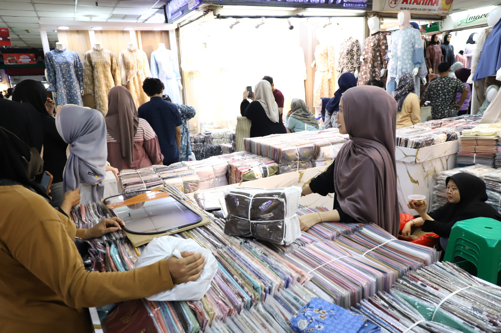 Penjualan baju gamis dan baju koko mengalami peningkatan saat bulan Suci Ramadan (Ashar/SinPo.id)