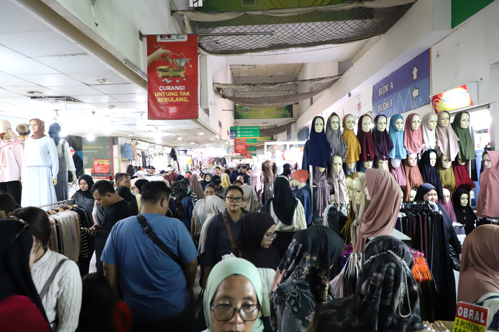 Penjualan baju gamis dan baju koko mengalami peningkatan saat bulan Suci Ramadan (Ashar/SinPo.id)