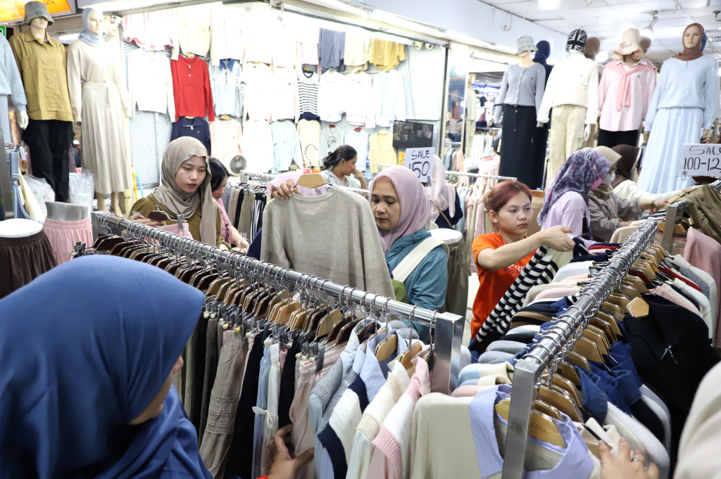 Penjualan baju gamis dan baju koko mengalami peningkatan saat bulan Suci Ramadan (Ashar/SinPo.id)