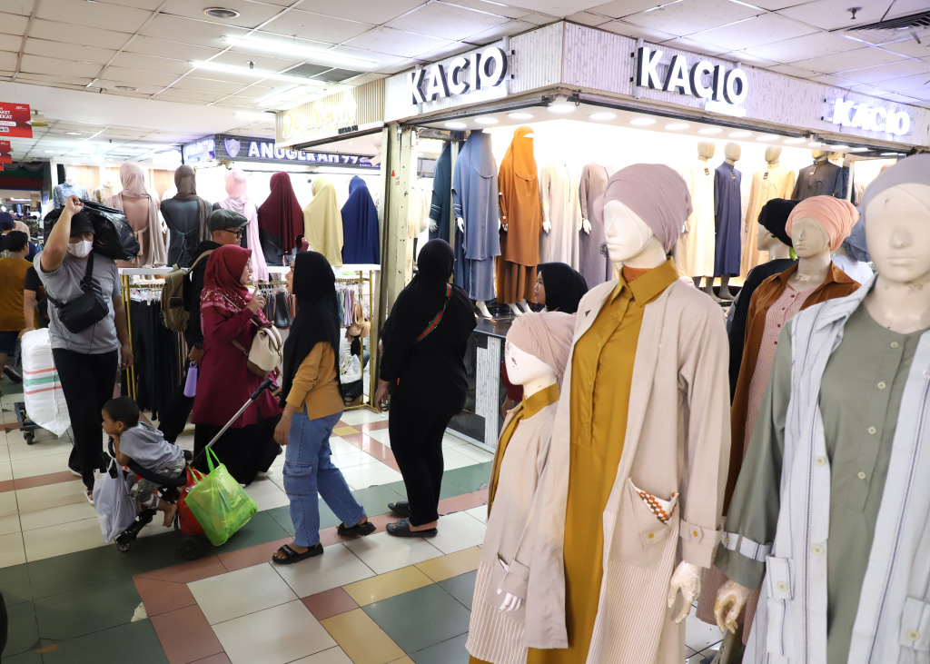 Penjualan baju gamis dan baju koko mengalami peningkatan saat bulan Suci Ramadan (Ashar/SinPo.id)