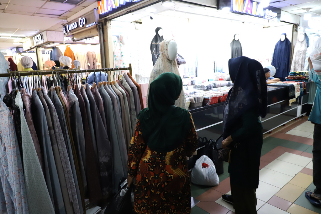 Penjualan baju gamis dan baju koko mengalami peningkatan saat bulan Suci Ramadan (Ashar/SinPo.id)