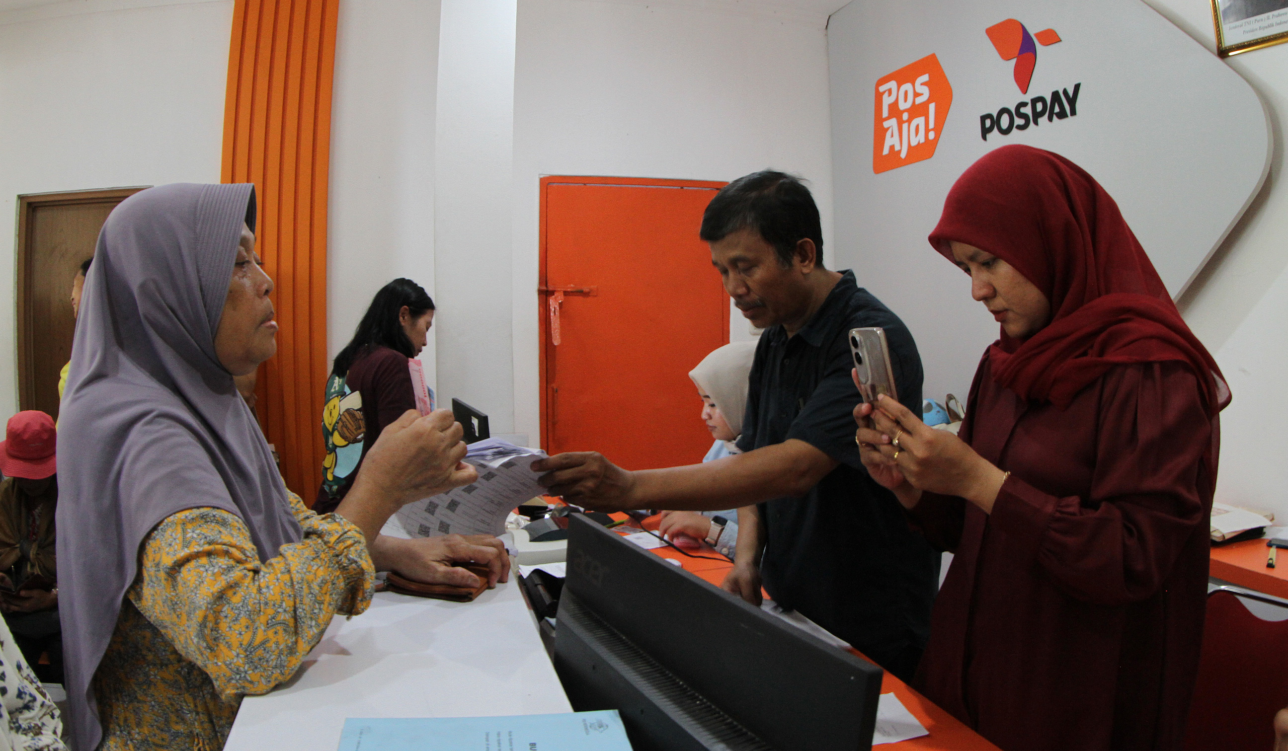 Penyaluran BLT Kesra. (Agus Priatna/SinPo.Id)