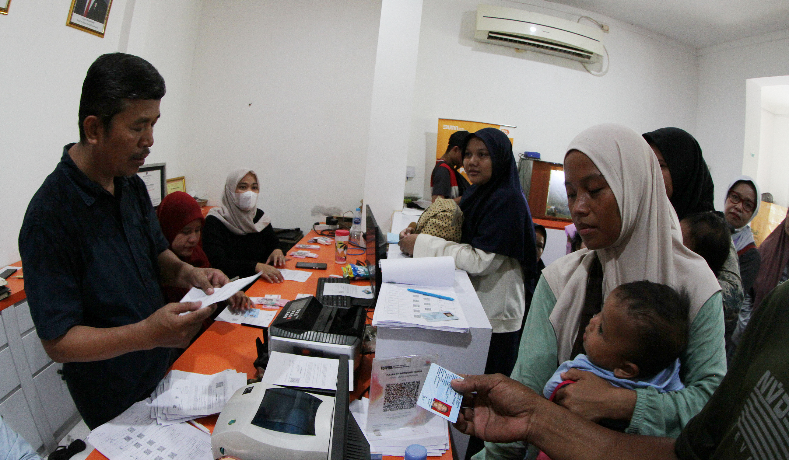 Penyaluran BLT Kesra. (Agus Priatna/SinPo.Id)