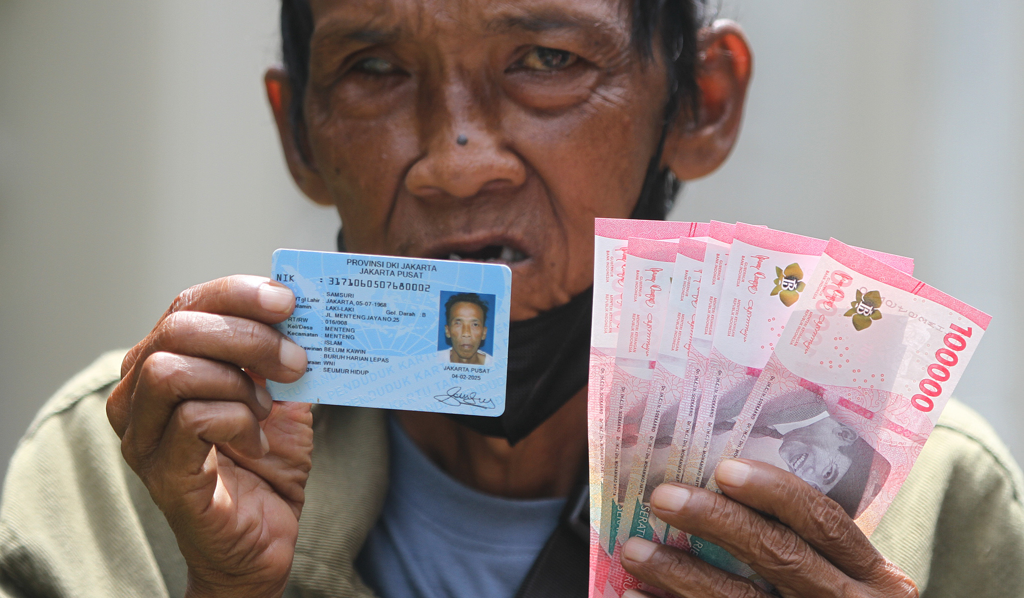 Penyaluran BLT Kesra. (Agus Priatna/SinPo.Id)