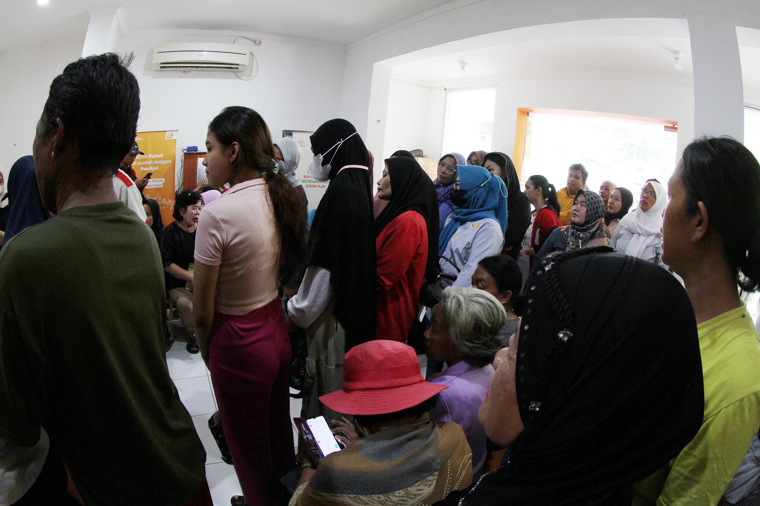 Penyaluran BLT Kesra. (Agus Priatna/SinPo.Id)