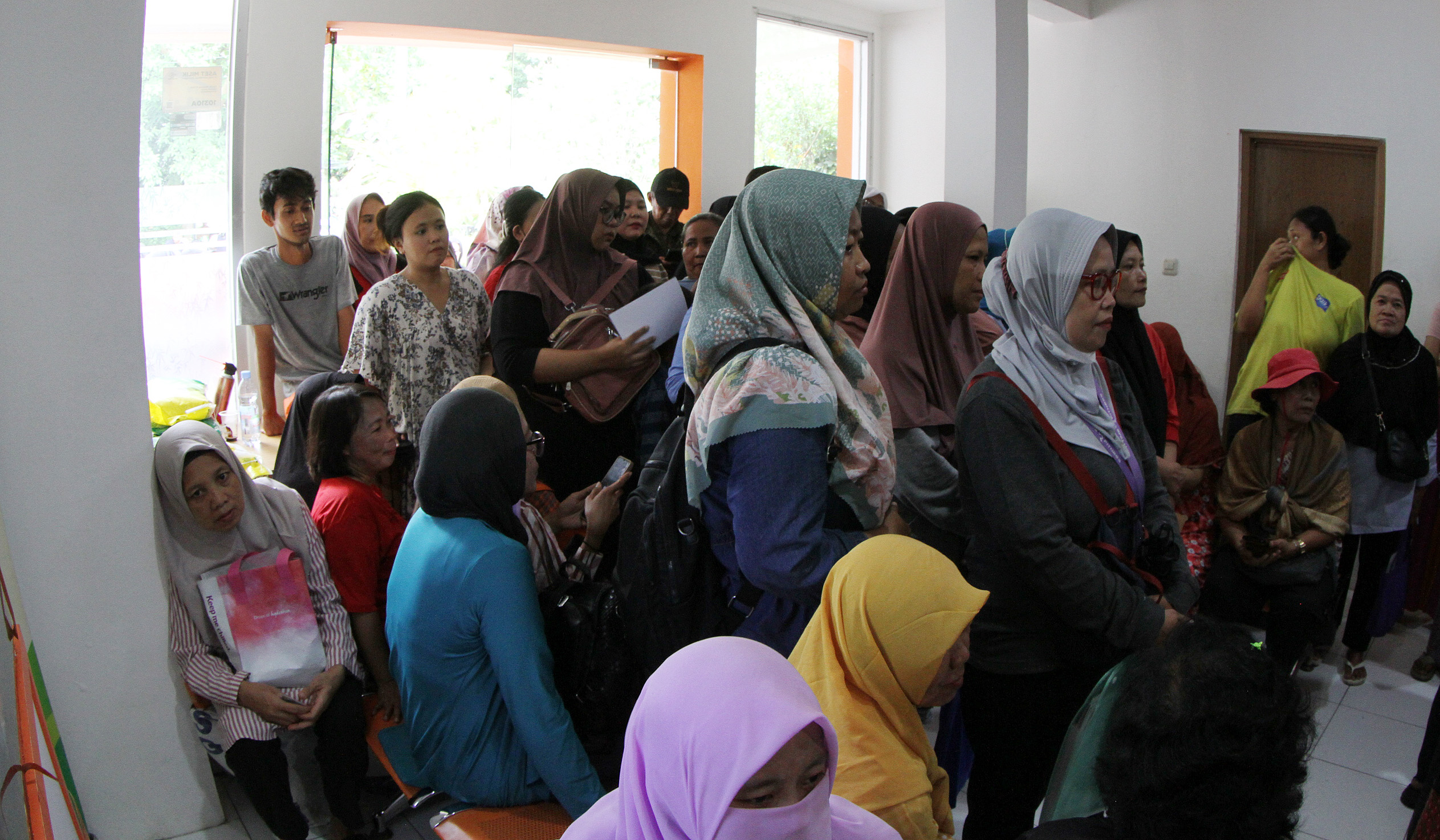 Penyaluran BLT Kesra. (Agus Priatna/SinPo.Id)