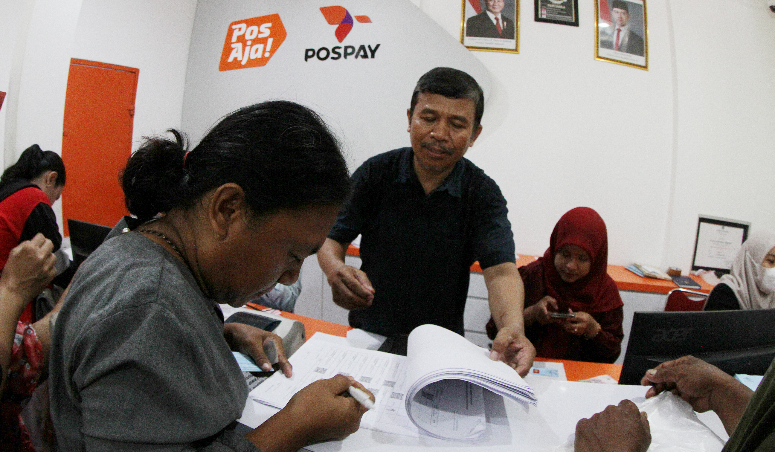 Penyaluran BLT Kesra. (Agus Priatna/SinPo.Id)