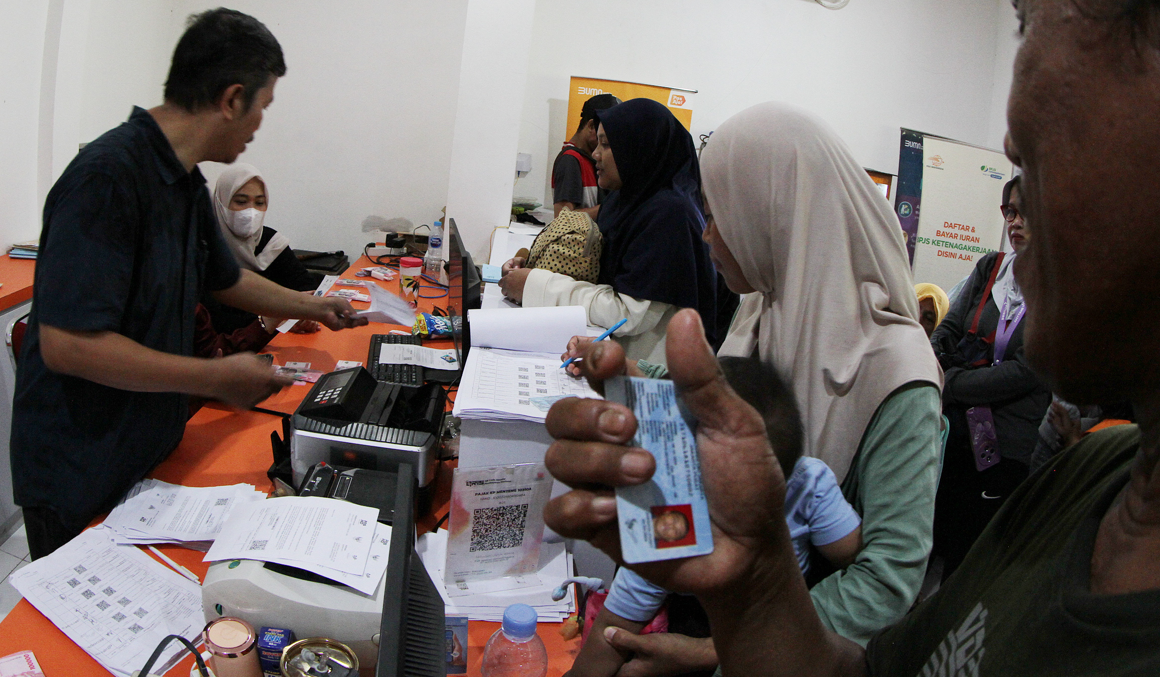 Penyaluran BLT Kesra. (Agus Priatna/SinPo.Id)