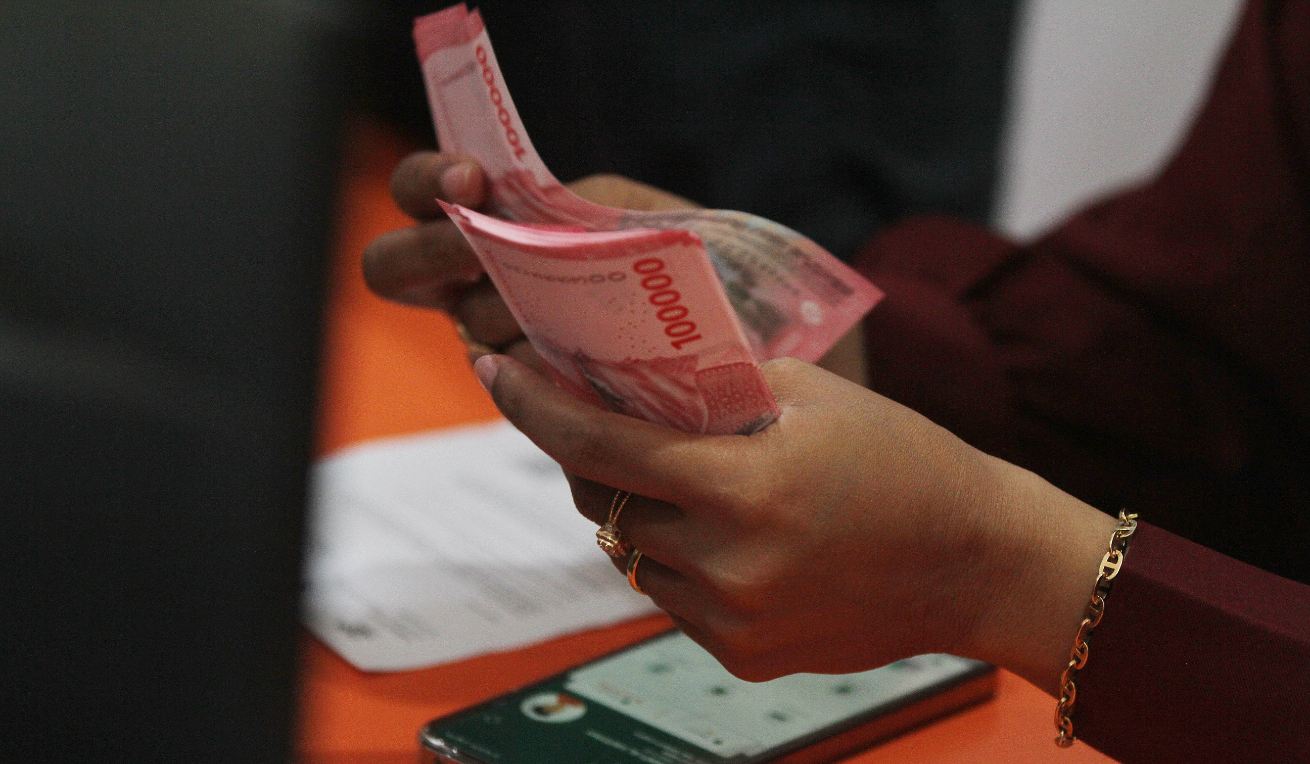 Penyaluran BLT Kesra. (Agus Priatna/SinPo.Id)