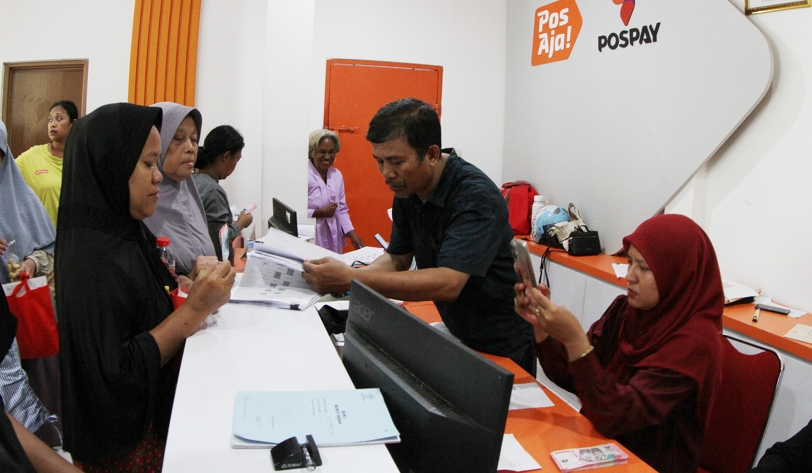 Penyaluran BLT Kesra. (Agus Priatna/SinPo.Id)