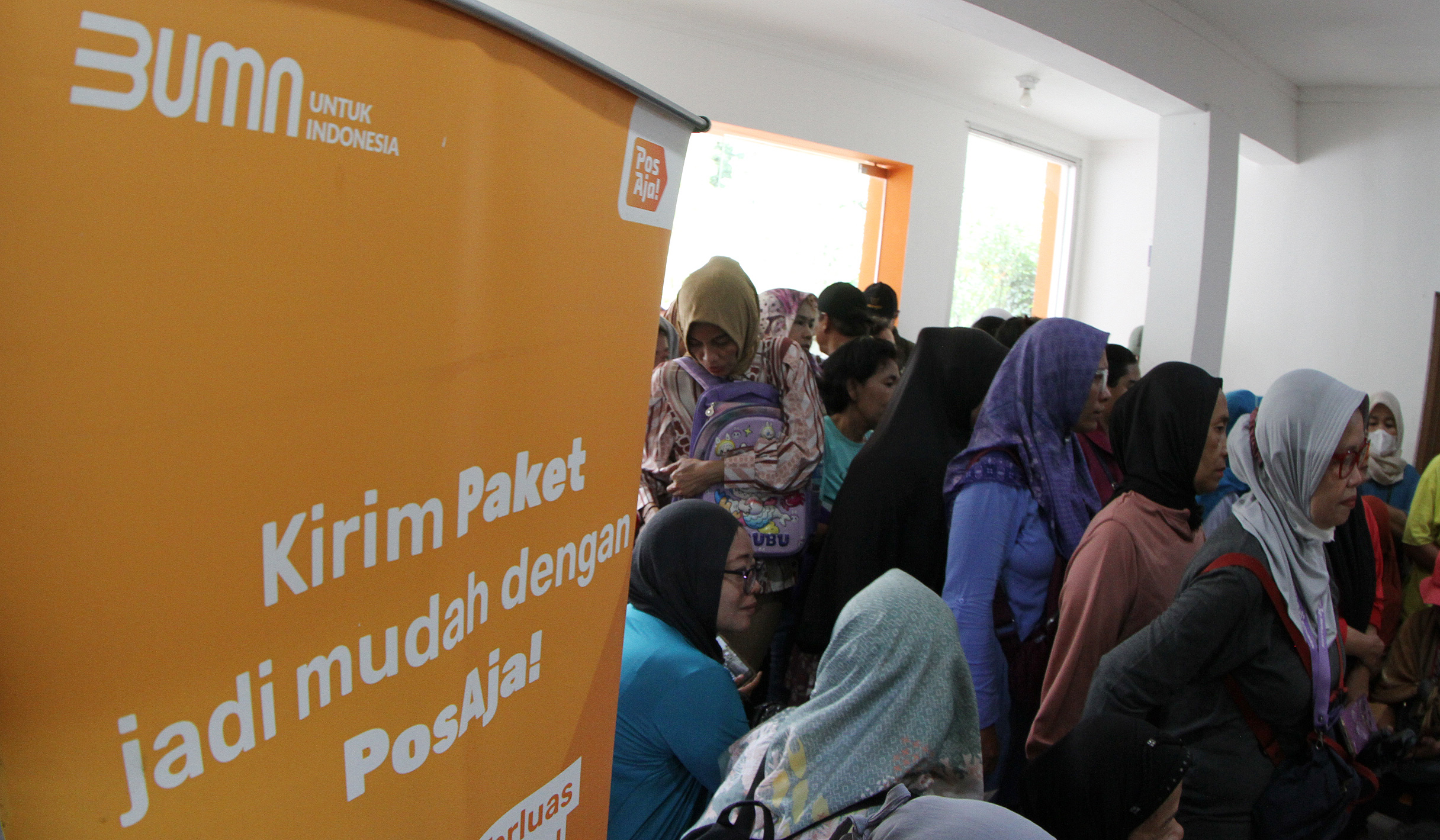 Penyaluran BLT Kesra. (Agus Priatna/SinPo.Id)