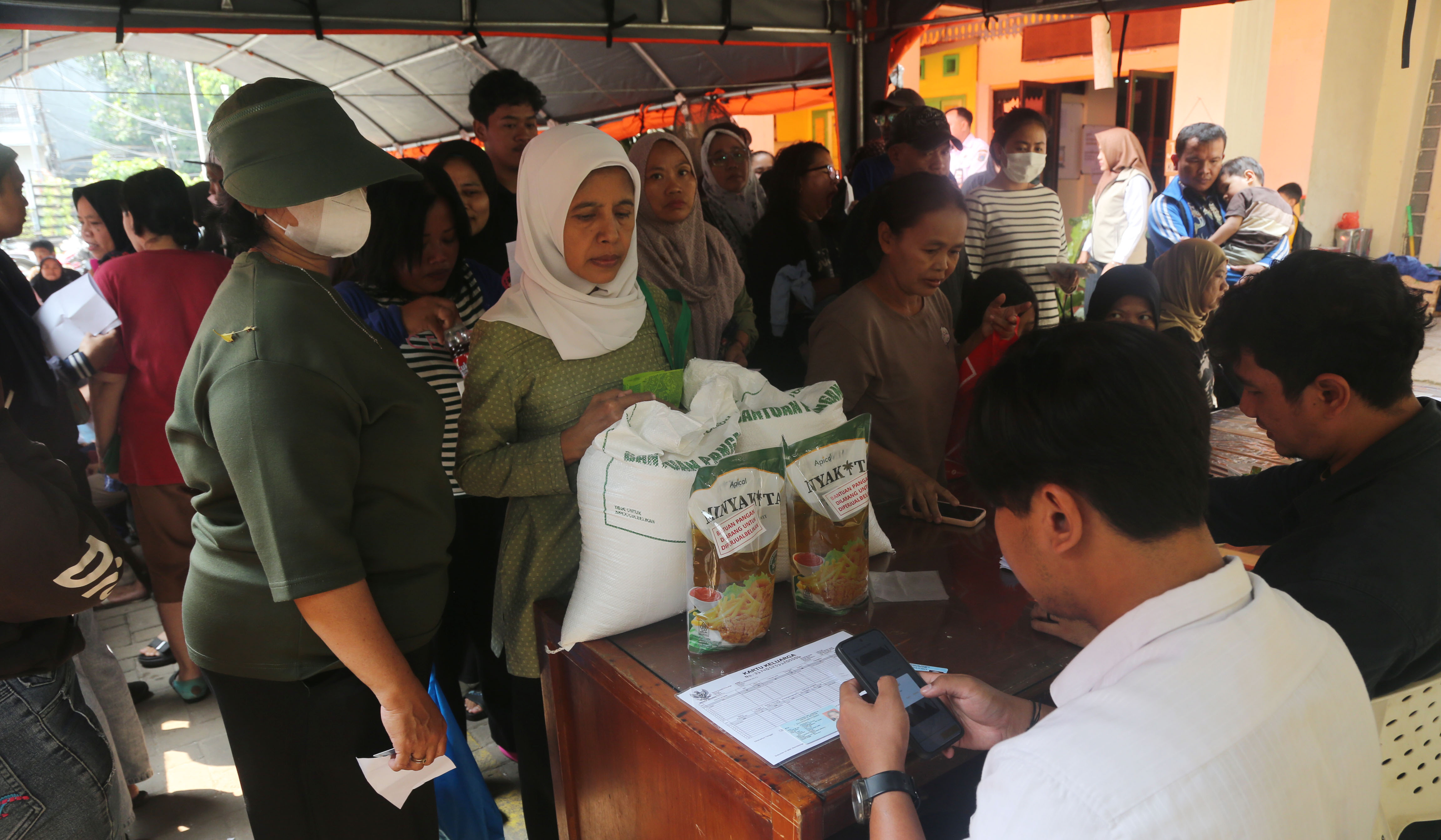 Penyaluran bantuan pangan di Jakarta. (Agus Priatna/SinPo.id)