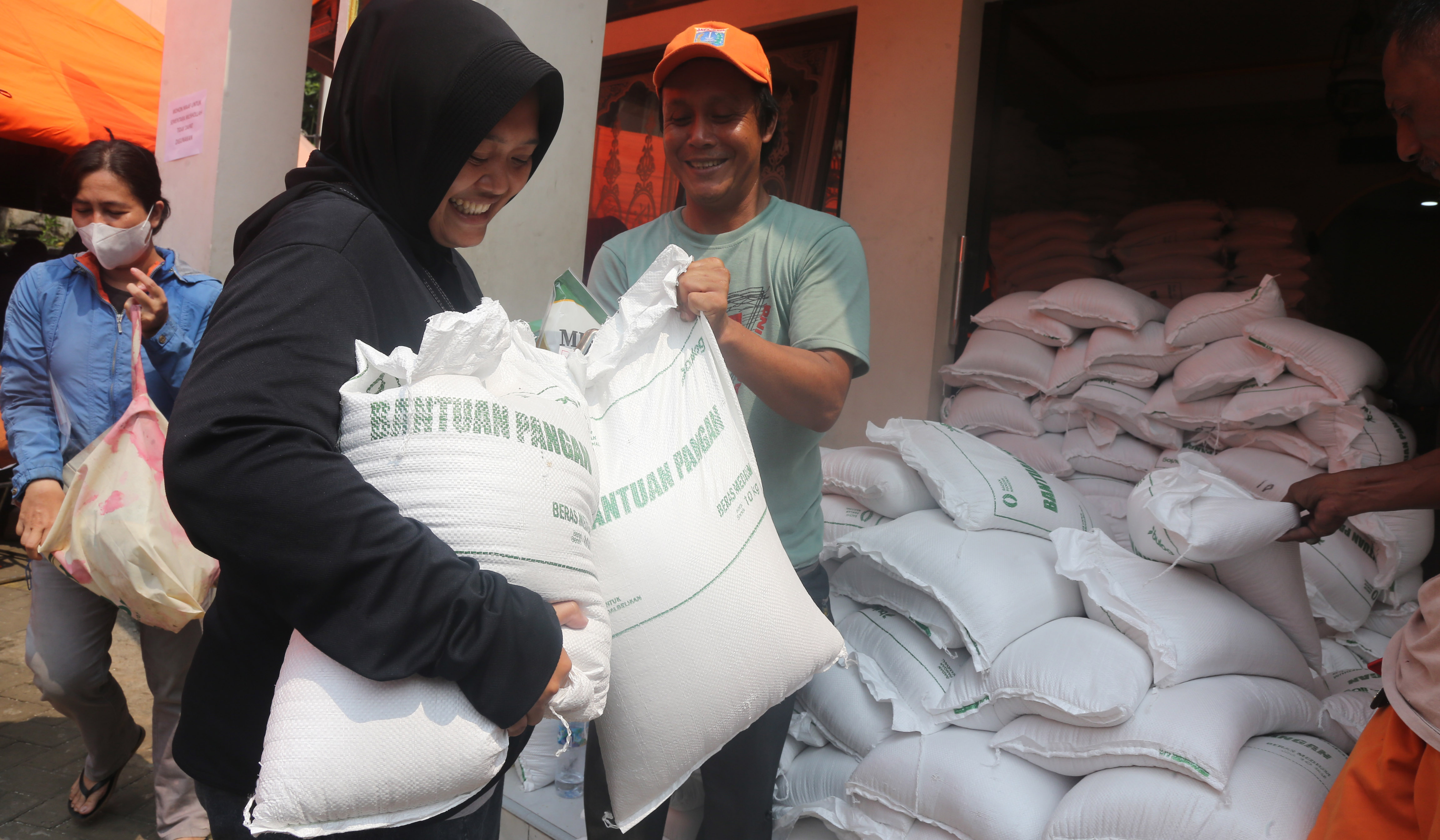 Penyaluran bantuan pangan di Jakarta. (Agus Priatna/SinPo.id)