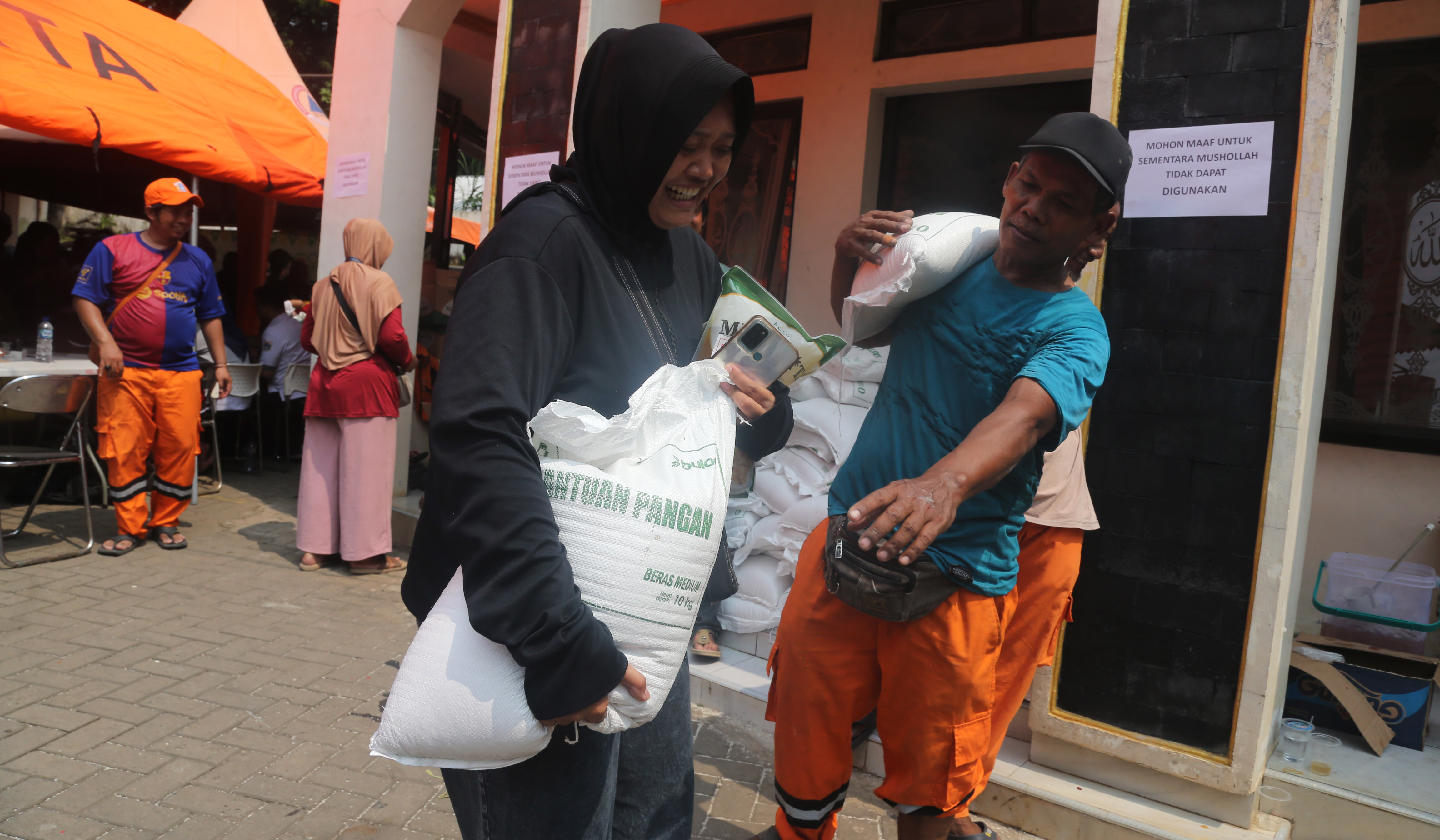 Penyaluran bantuan pangan di Jakarta. (Agus Priatna/SinPo.id)