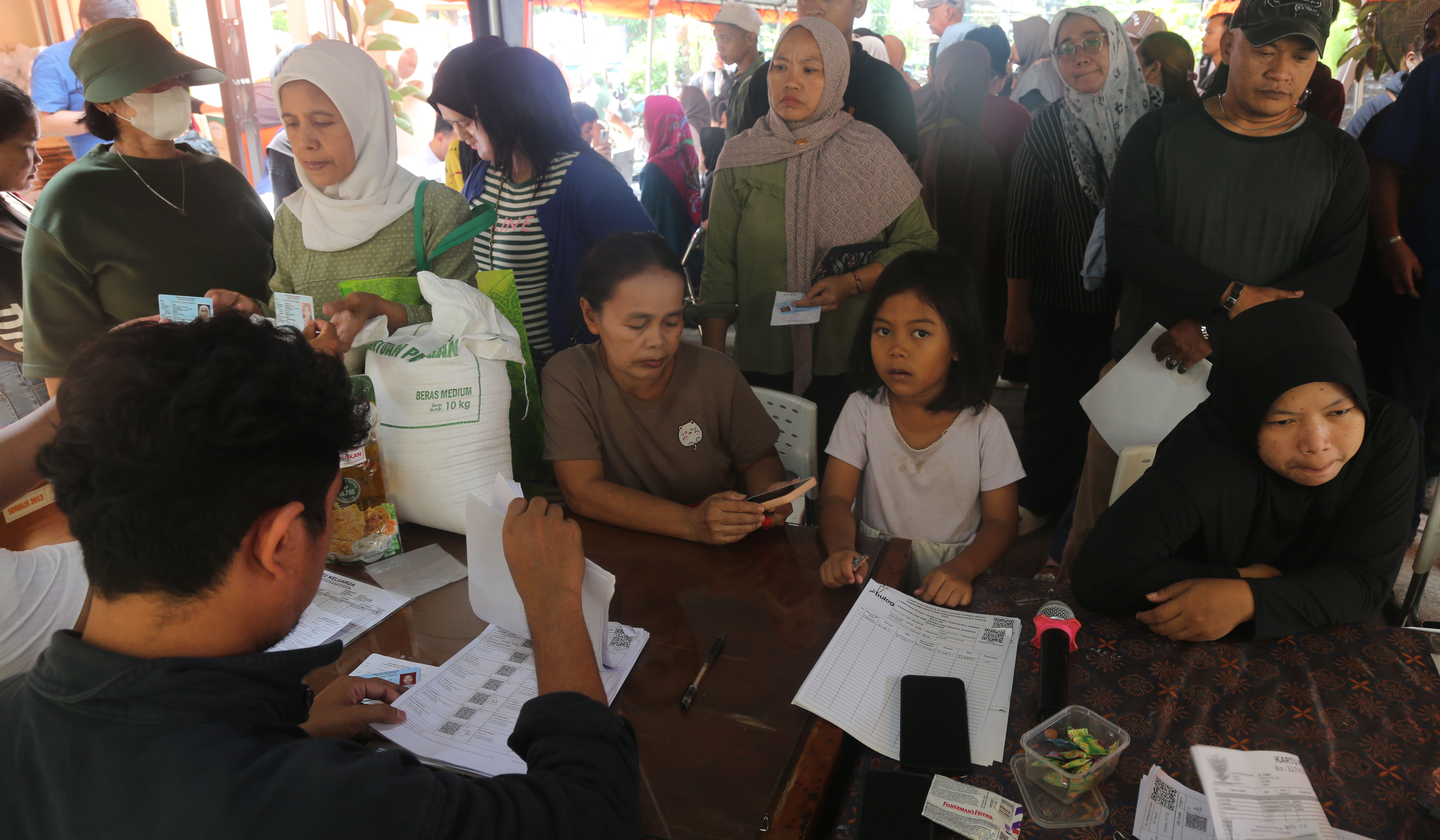 Penyaluran bantuan pangan di Jakarta. (Agus Priatna/SinPo.id)