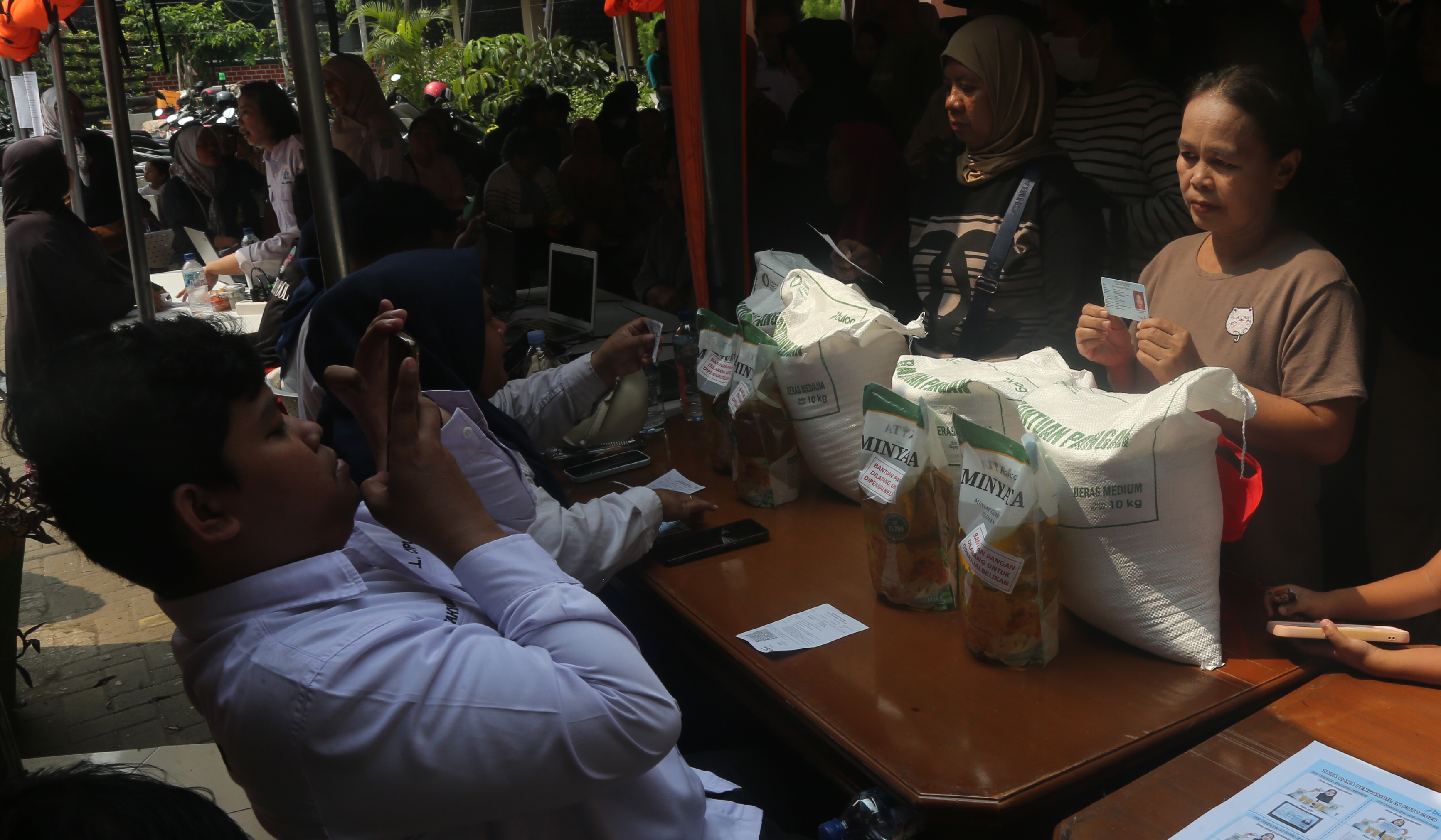Penyaluran bantuan pangan di Jakarta. (Agus Priatna/SinPo.id)