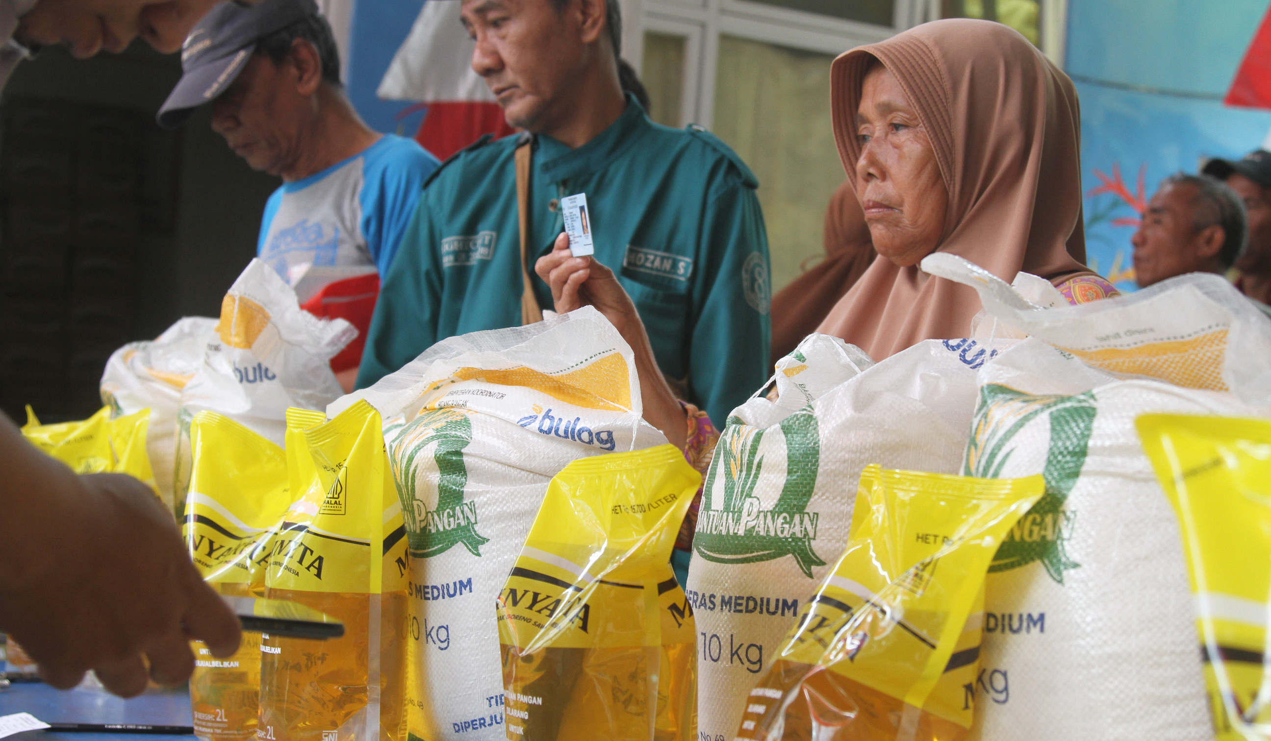 Penyaluran bantuan pangan. (Agus Priatna/SinPo.id)