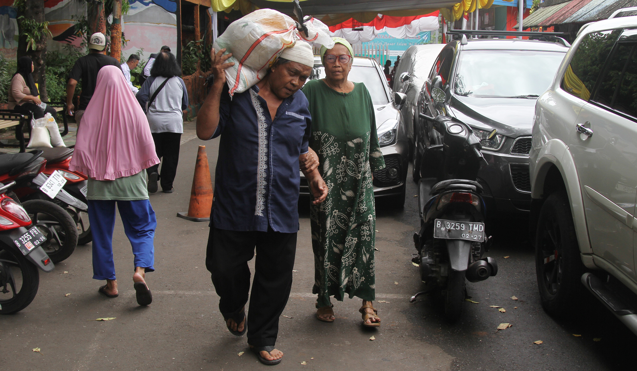 Penyaluran bantuan pangan. (Agus Priatna/SinPo.id)