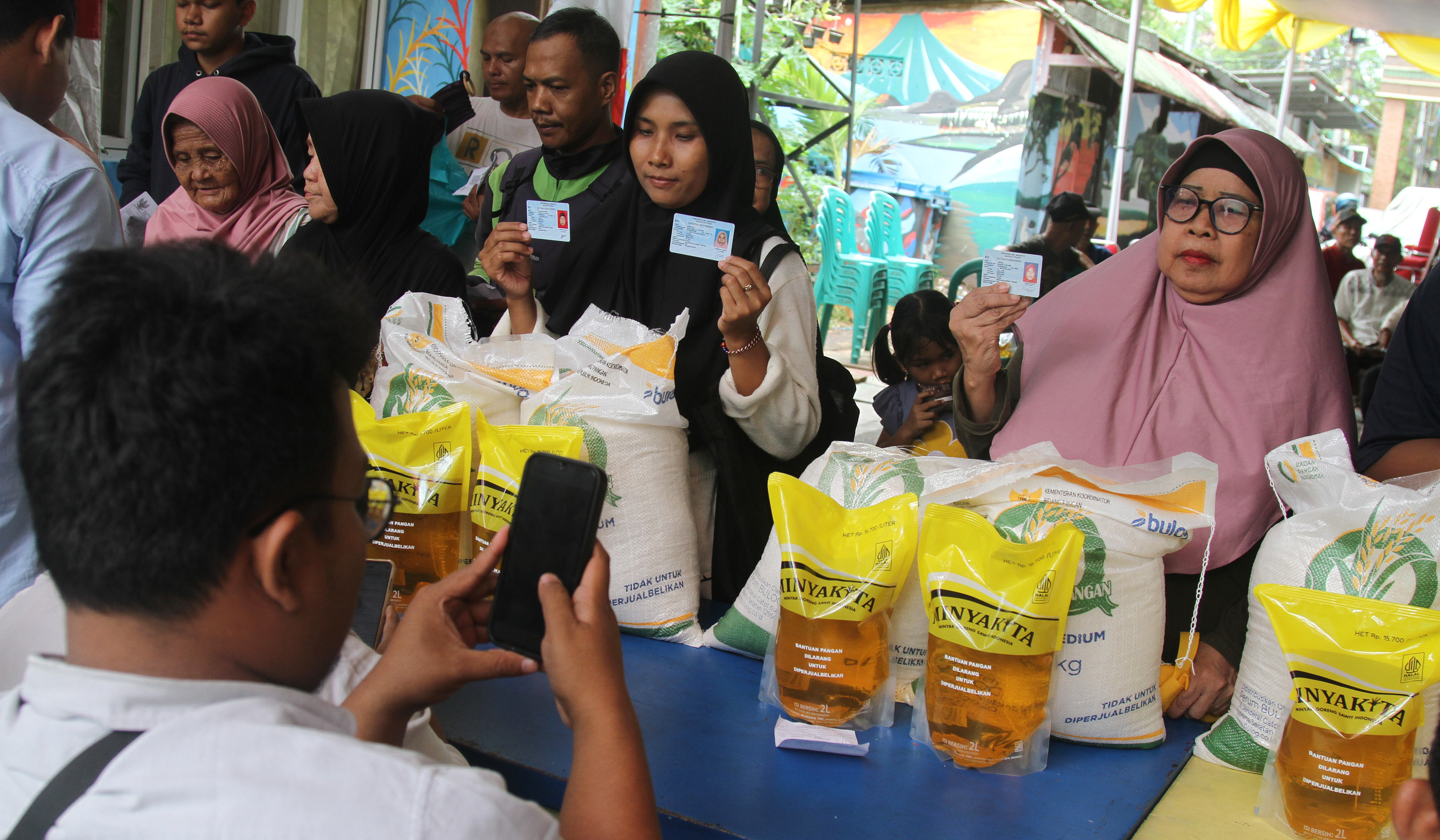 Penyaluran bantuan pangan. (Agus Priatna/SinPo.id)