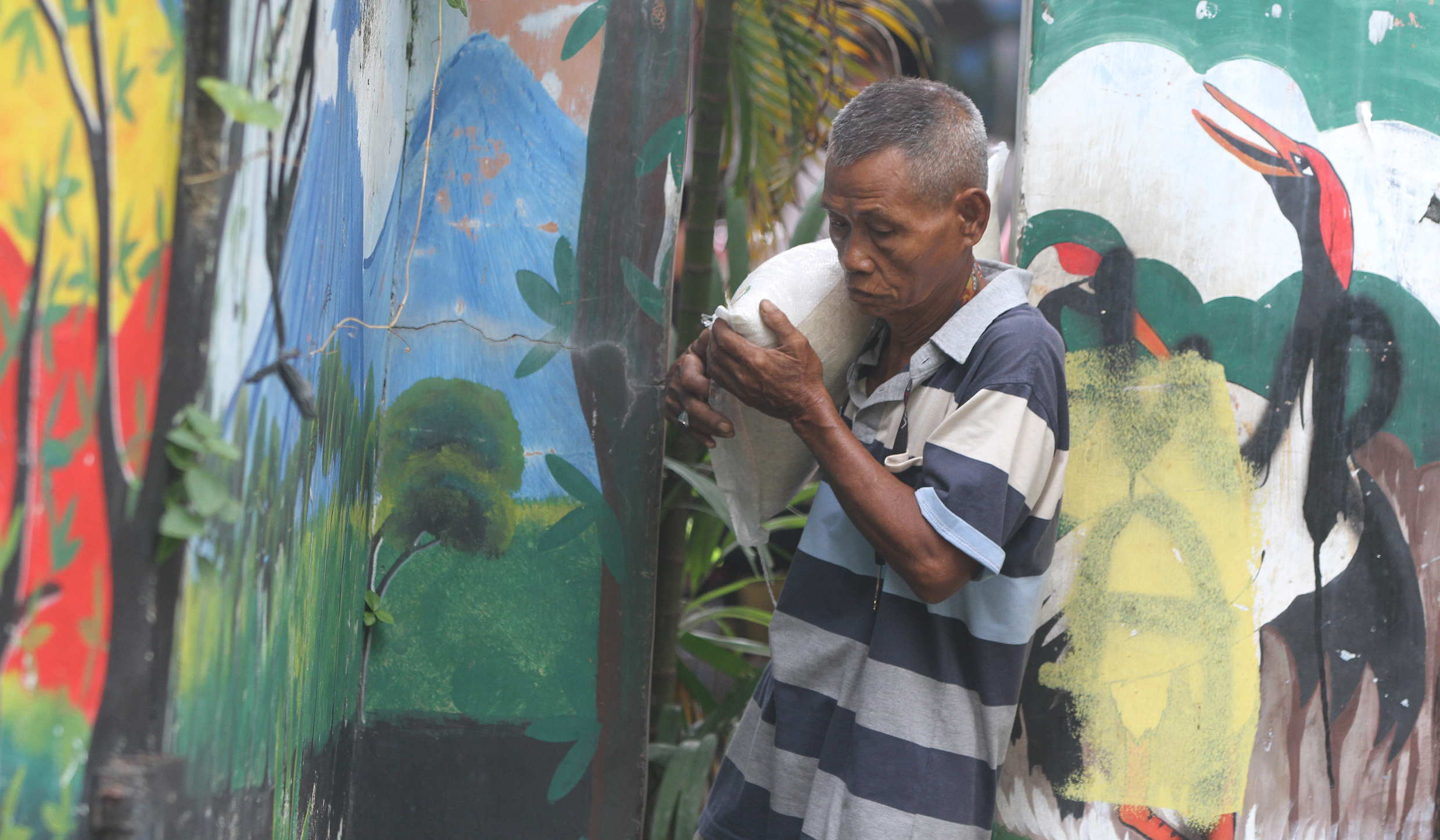 Penyaluran bantuan pangan. (Agus Priatna/SinPo.id)