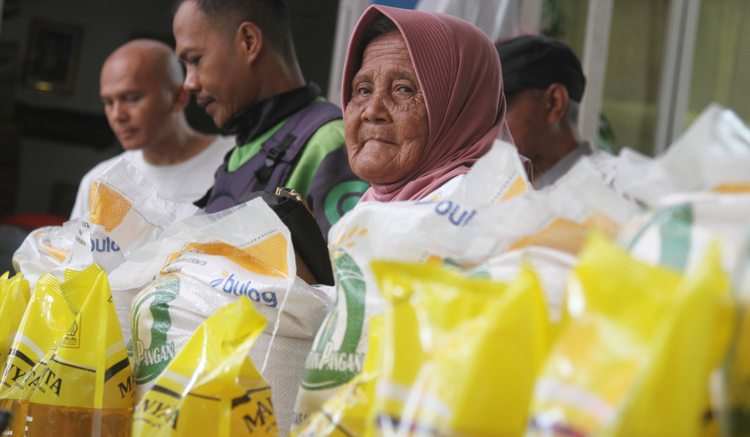 Penyaluran bantuan pangan. (Agus Priatna/SinPo.id)