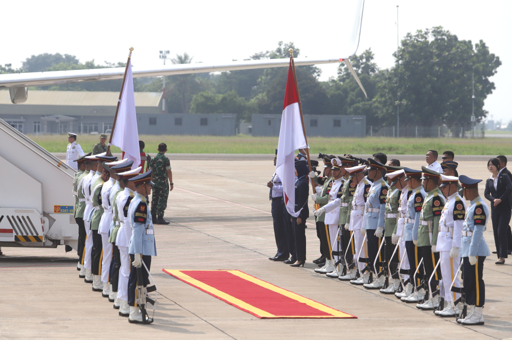 Menteri Pertahanan (Menhan) Sjafrie Sjamsoeddin menyambut hangat kedatangan Menhan Jepang Shinjiro Koizumi di Bandara Lanud Halim Perdanakusuma (Ashar/SinPo.id)
