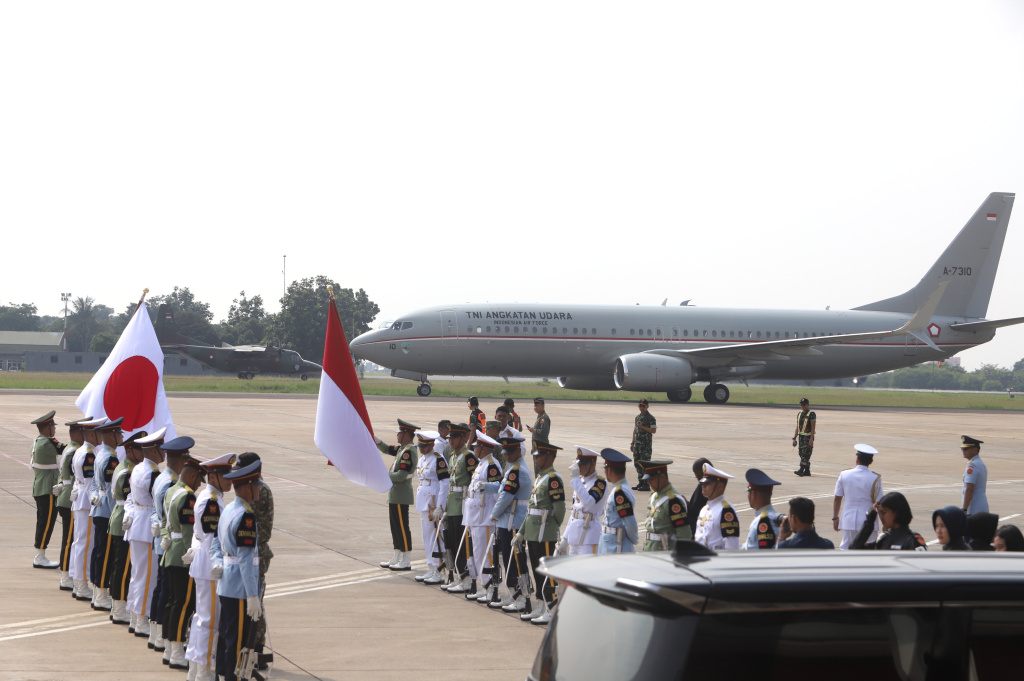 Menteri Pertahanan (Menhan) Sjafrie Sjamsoeddin menyambut hangat kedatangan Menhan Jepang Shinjiro Koizumi di Bandara Lanud Halim Perdanakusuma (Ashar/SinPo.id)