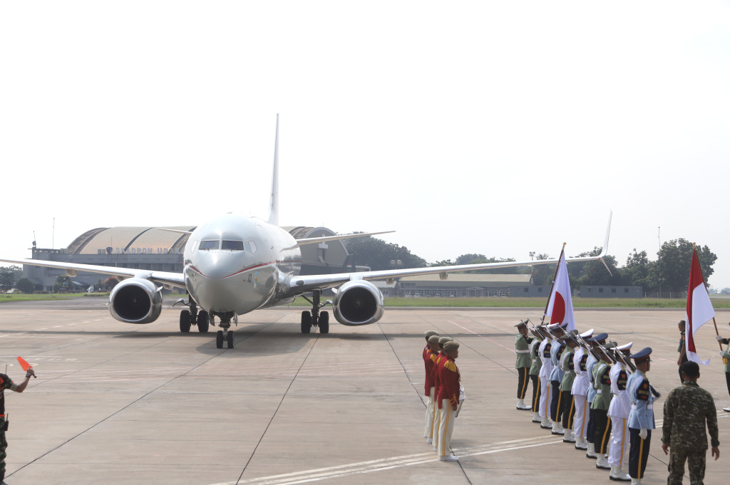 Menteri Pertahanan (Menhan) Sjafrie Sjamsoeddin menyambut hangat kedatangan Menhan Jepang Shinjiro Koizumi di Bandara Lanud Halim Perdanakusuma (Ashar/SinPo.id)
