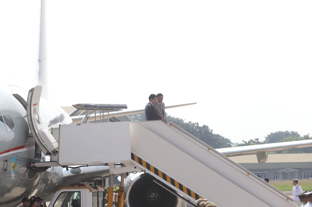 Menteri Pertahanan (Menhan) Sjafrie Sjamsoeddin menyambut hangat kedatangan Menhan Jepang Shinjiro Koizumi di Bandara Lanud Halim Perdanakusuma (Ashar/SinPo.id)