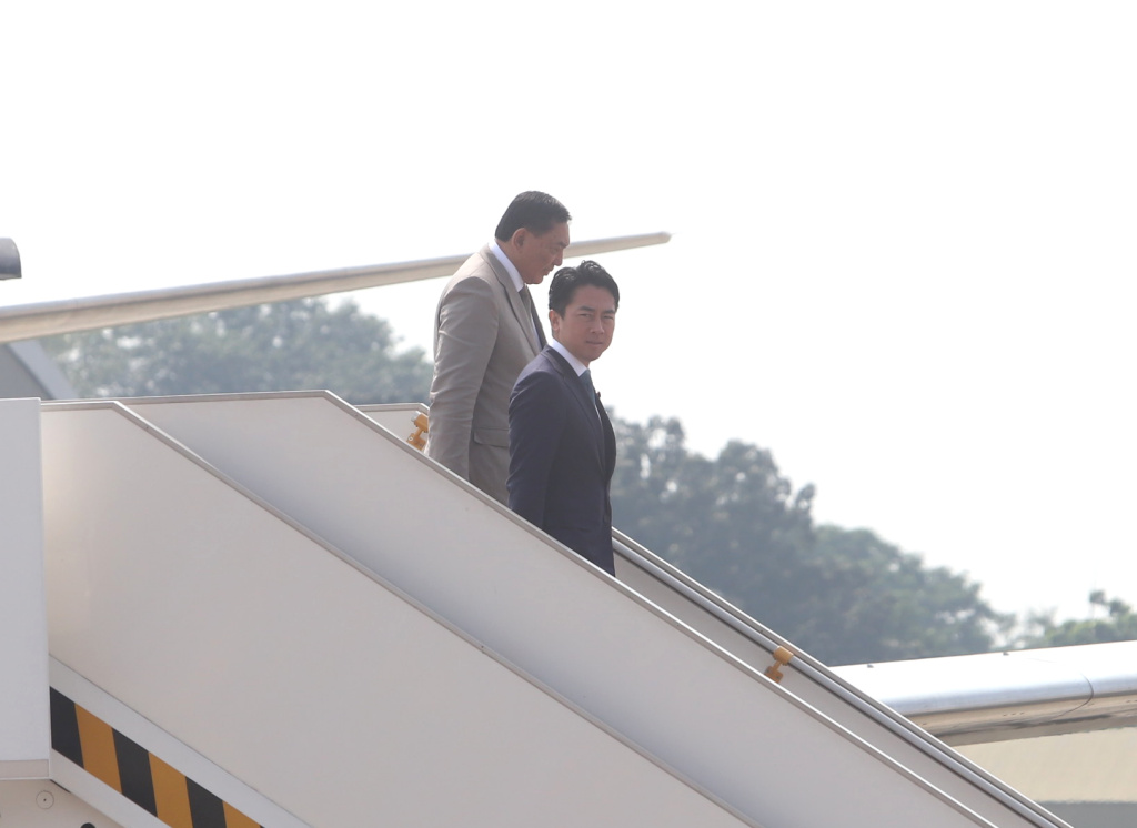 Menteri Pertahanan (Menhan) Sjafrie Sjamsoeddin menyambut hangat kedatangan Menhan Jepang Shinjiro Koizumi di Bandara Lanud Halim Perdanakusuma (Ashar/SinPo.id)