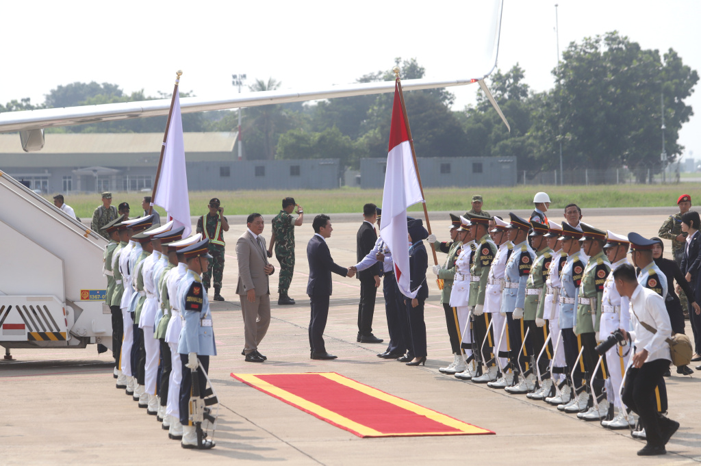 Menteri Pertahanan (Menhan) Sjafrie Sjamsoeddin menyambut hangat kedatangan Menhan Jepang Shinjiro Koizumi di Bandara Lanud Halim Perdanakusuma (Ashar/SinPo.id)