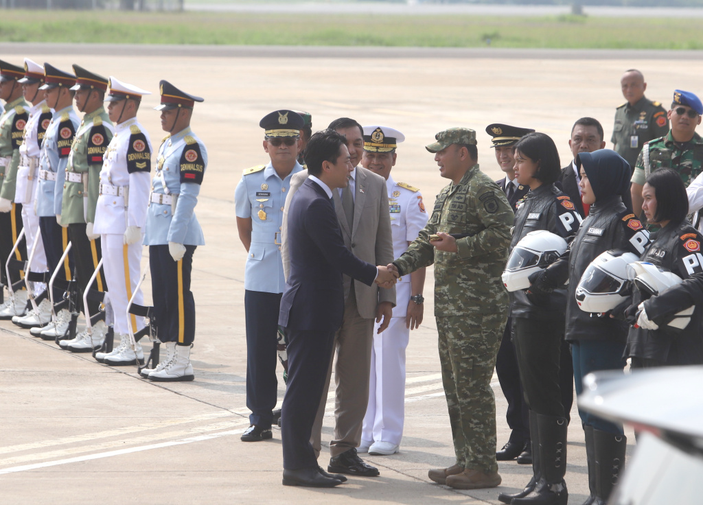 Menteri Pertahanan (Menhan) Sjafrie Sjamsoeddin menyambut hangat kedatangan Menhan Jepang Shinjiro Koizumi di Bandara Lanud Halim Perdanakusuma (Ashar/SinPo.id)