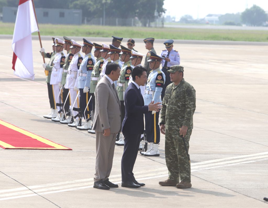 Menteri Pertahanan (Menhan) Sjafrie Sjamsoeddin menyambut hangat kedatangan Menhan Jepang Shinjiro Koizumi di Bandara Lanud Halim Perdanakusuma (Ashar/SinPo.id)