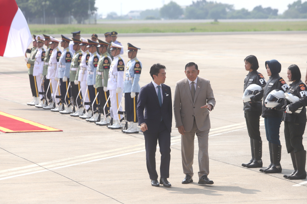 Menteri Pertahanan (Menhan) Sjafrie Sjamsoeddin menyambut hangat kedatangan Menhan Jepang Shinjiro Koizumi di Bandara Lanud Halim Perdanakusuma (Ashar/SinPo.id)