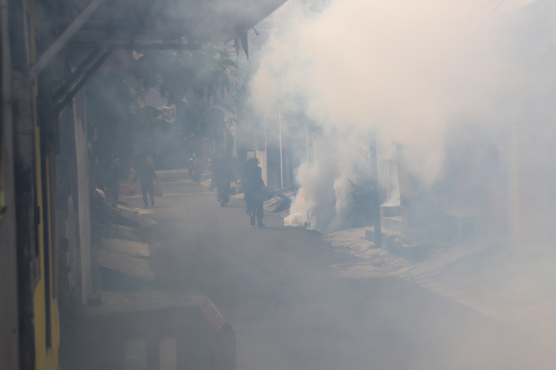 Warga jalan Adam melakukan penyemprotan fogging untuk mencegah semakin tingginya kasus DBD saat ini di Jakarta (Ashar/SinPo.id)